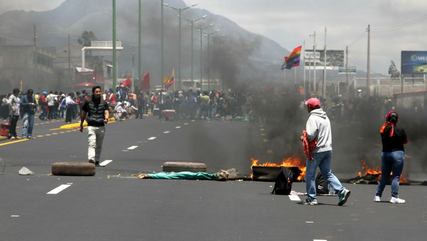 Otavalo.- Con llantas palos y piedras los manifestantes bloquearon las vías. |Foto: Alex Godoy/ImbaburaHoy