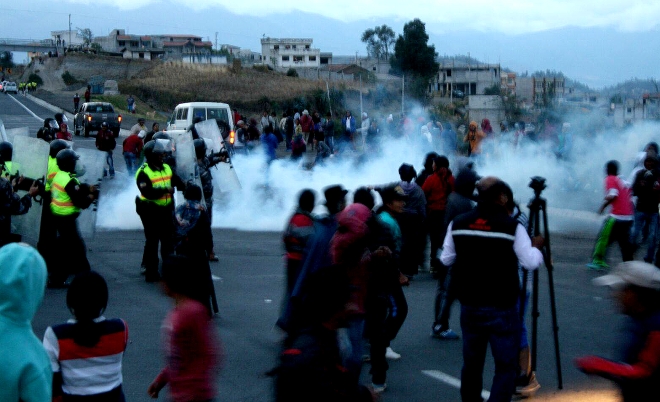 Otavalo.- Militares y Policías procedieron a retirar a los manifestantes para poder aperturar la vía. |Foto: Cortesía 